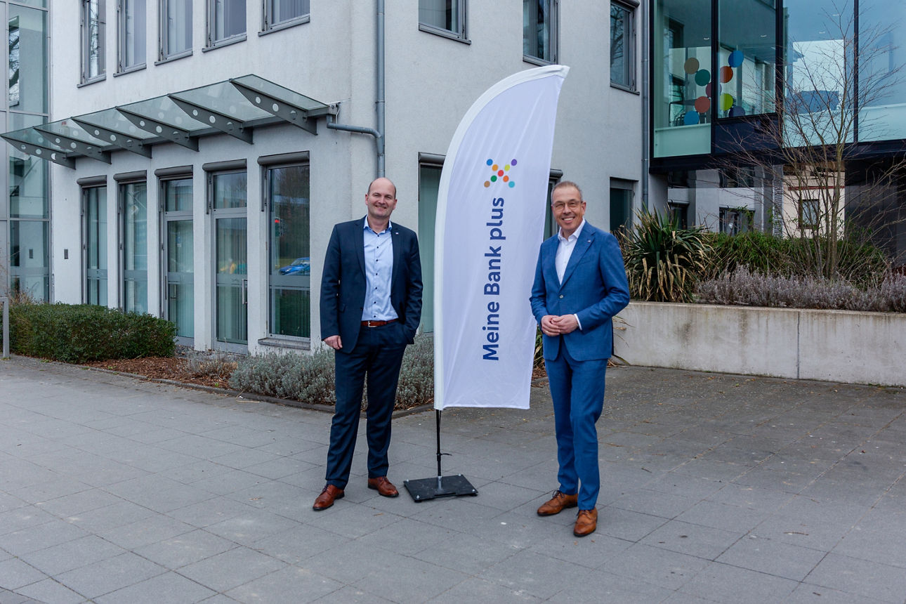 Der Vorstand vor einem Bankgebäude