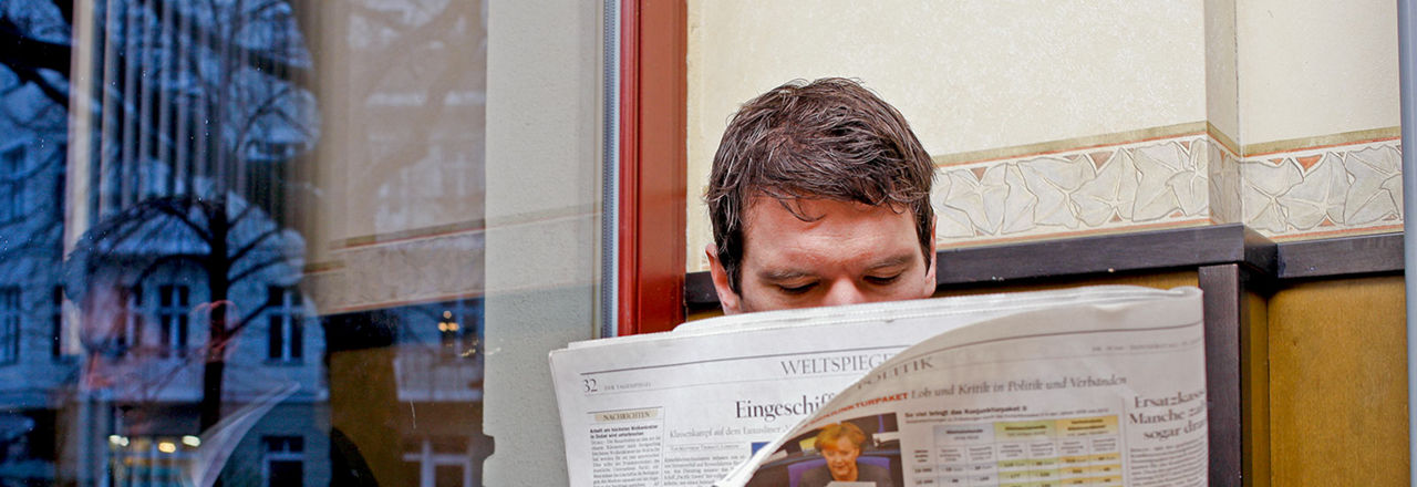 Mann liest Zeitung