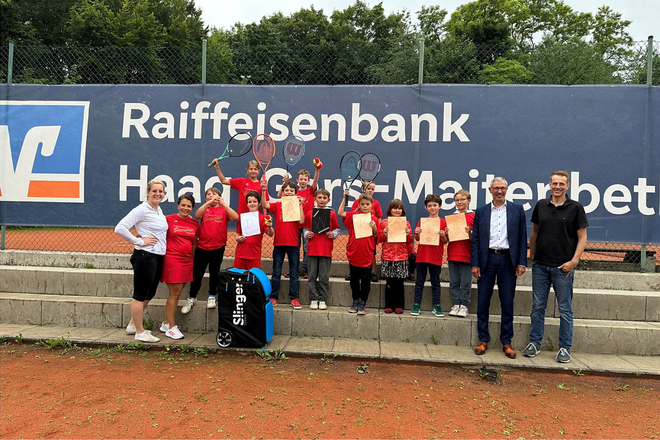 Foto vom TC Haag und Bankvorstand Christian Gäßl, Martin Hohenadl, 1. Vorstand des TC Haag sowie Cora Laudenbach, Pressewartin TC Haag und Nadine Bürglen