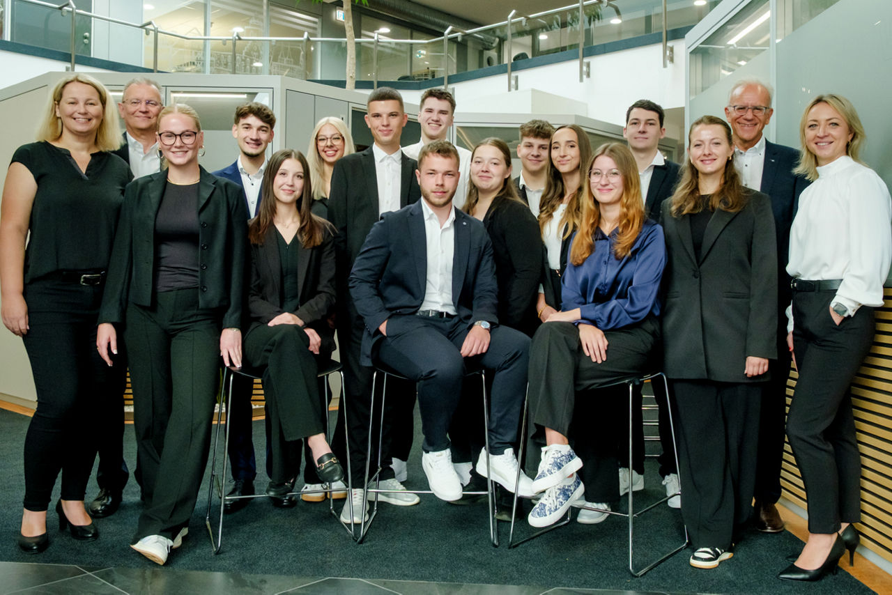 Gruppenbild der neuen Azubis, der Vorstände und der Ausbildungsleiterinnen