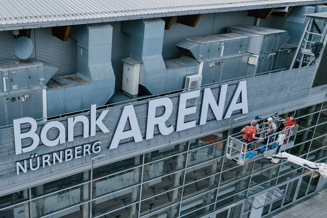 Der neue Namne, PSD Bank Nürnberg ARENA, wird an der Außenfassade der ARENA Nürnberg angebracht