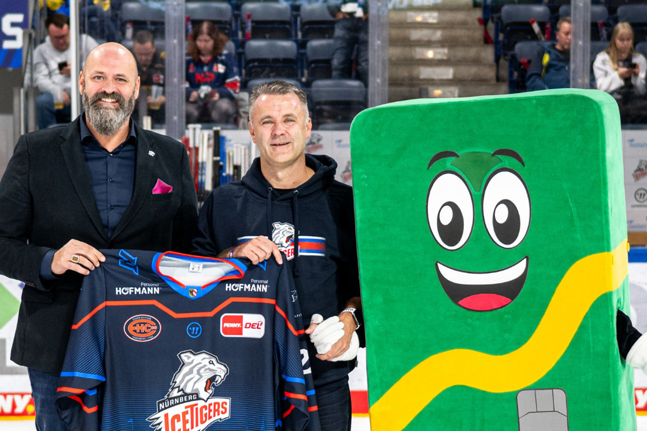 Spendenübergabe in der PSD Bank Nürnberg ARENA mit den Geschäftsführer und dem Vorstand der PSD Bank Nürnberg.