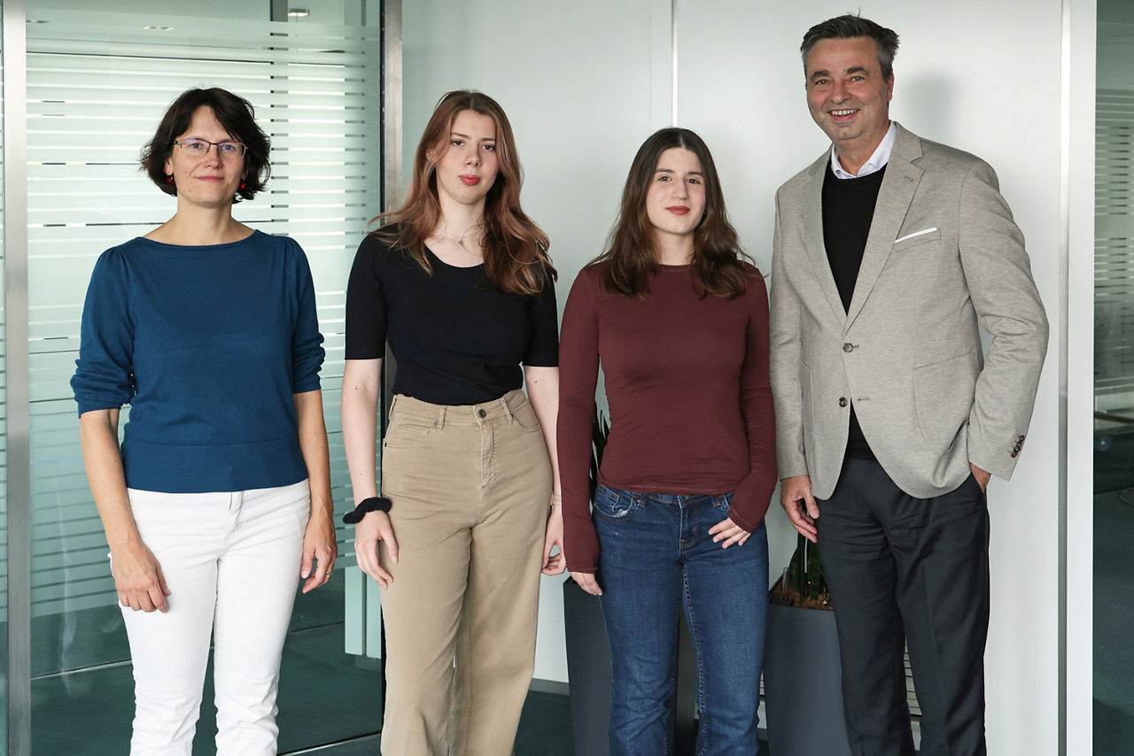 Auf dem Gruppenbild sind vier Personen zu sehen, die in die Kamera lächeln. Von links nach rechts: Jannine Koch; erste Vorsitzende des musikvereins Gelsenkirchen, Stipendiatinnen Milica Markovic (20) und Amelie Karlisch (19) mit dem Vorstand Jörg Lott der Volksbank Ruhr Mitte.