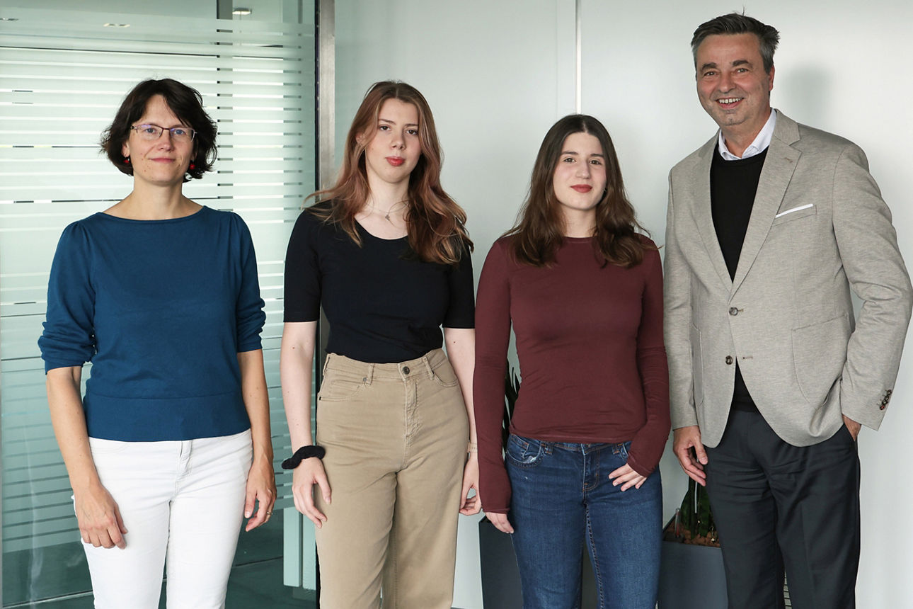 Auf dem Gruppenbild sind vier Personen zu sehen, die in die Kamera lächeln. Von links nach rechts: Jannine Koch; erste Vorsitzende des musikvereins Gelsenkirchen, Stipendiatinnen Milica Markovic (20) und Amelie Karlisch (19) mit dem Vorstand Jörg Lott der Volksbank Ruhr Mitte.