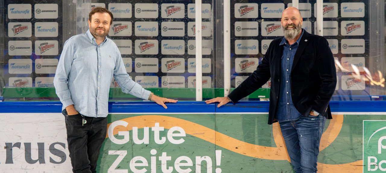 Zwei Männer stehen vor der Strafbank in der PSD Bank Nürnberg ARENA. 