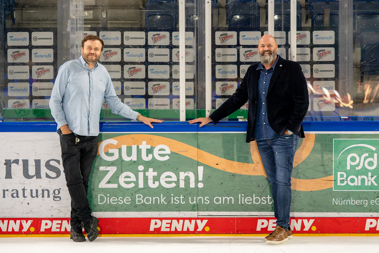 Zwei Männer stehen vor der Strafbank in der PSD Bank Nürnberg ARENA. 