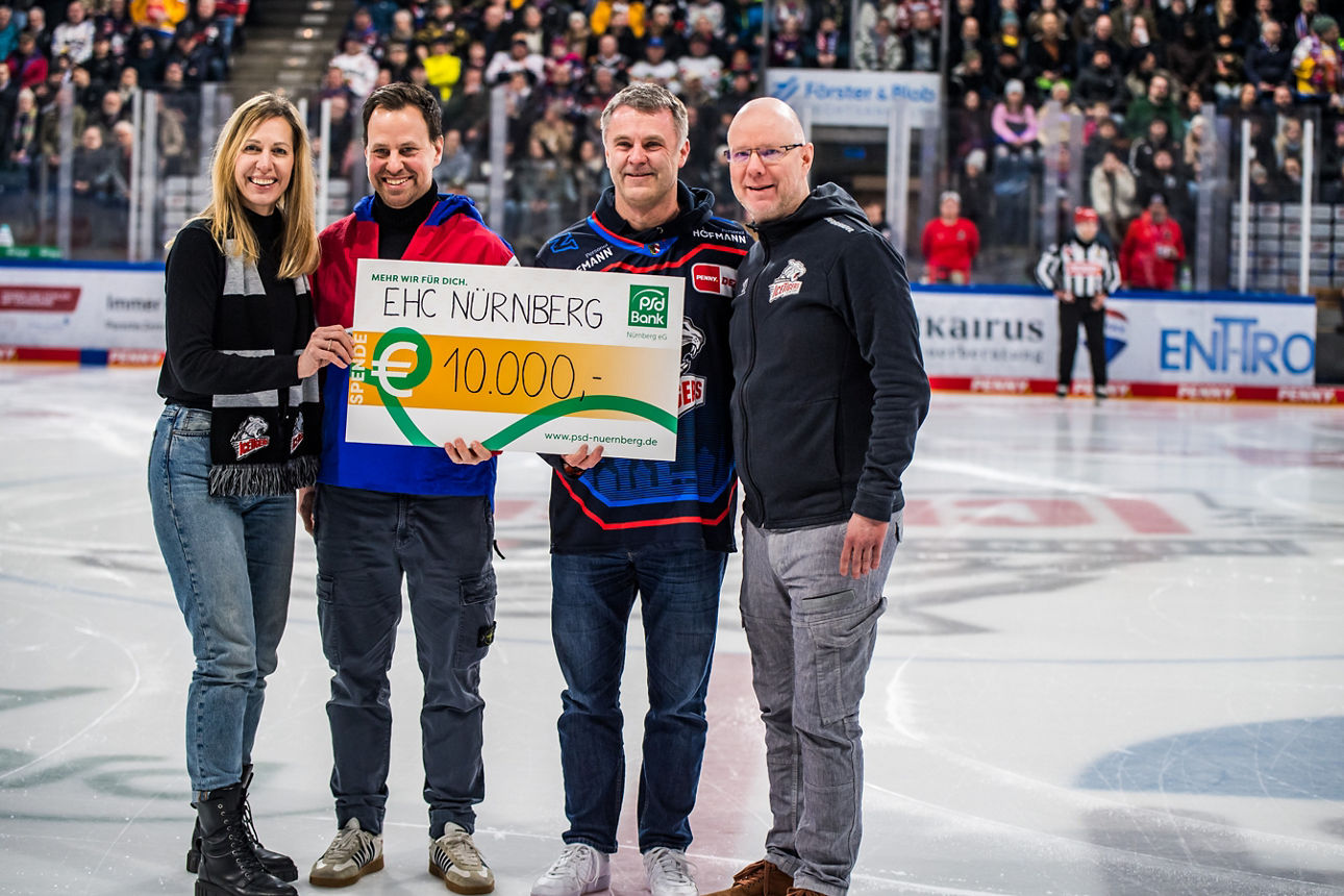 Die Vorstände der PSD Bank Nürnberg übergeben die Spende in Höhe von 10.000€ an den EHC Nürnberg. 