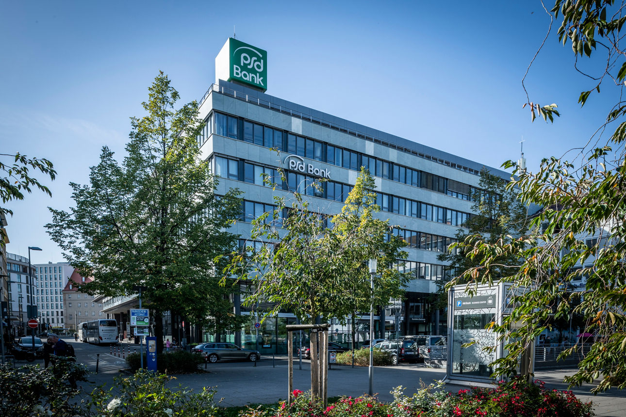 Im Hintergrund befindet sich die Hauptfiliale der PSD Bank Nürnberg eG. 
