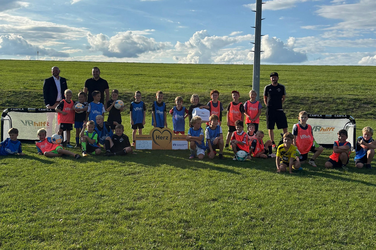 Gruppe von Kindern beim Fußball