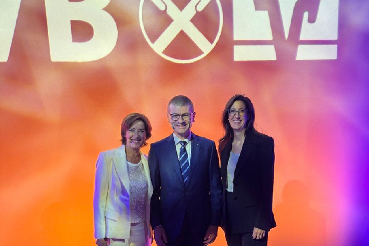 Gruppenfoto dreier Personen vor dem GVB-Logo