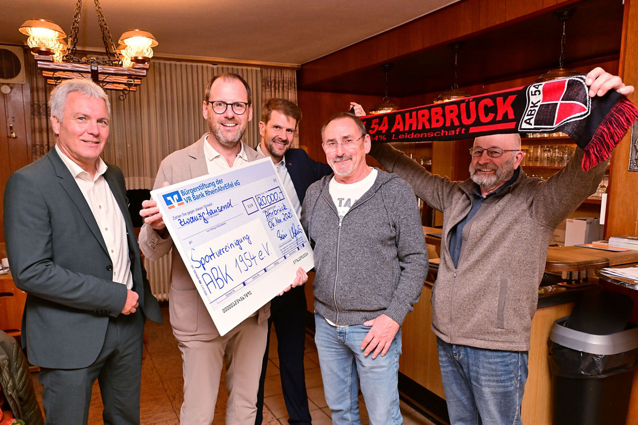 Fünf Männer bei Scheckübergabe der VR Bank RheinAhrEifel eG an ABK 1954 e.V., Scheck über 2.000 €,