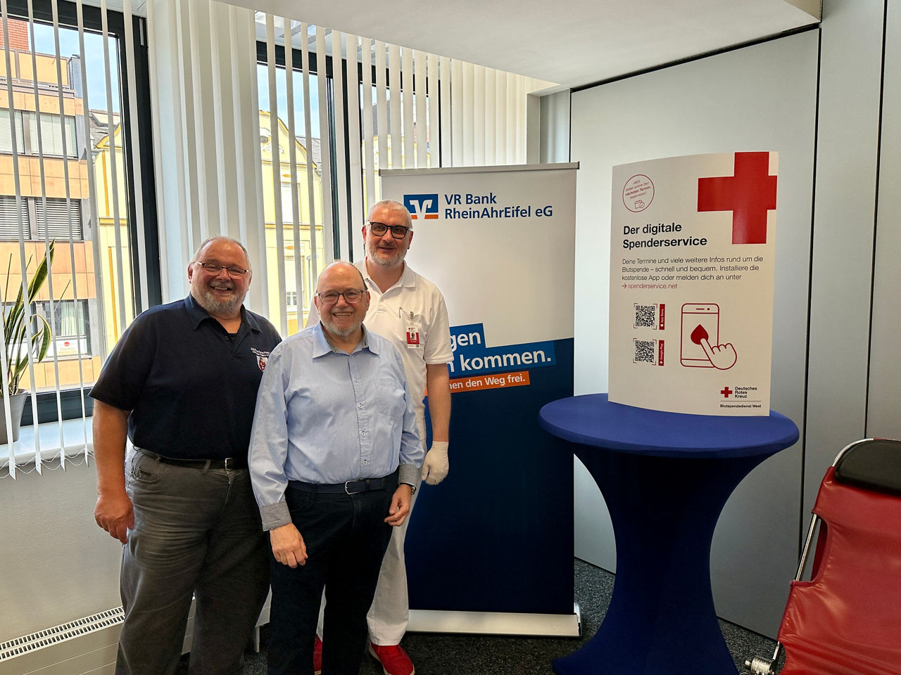 Das Bild zeigt 3 männliche Personen, die sich zu einem Gruppenbild aufgestellt haben.