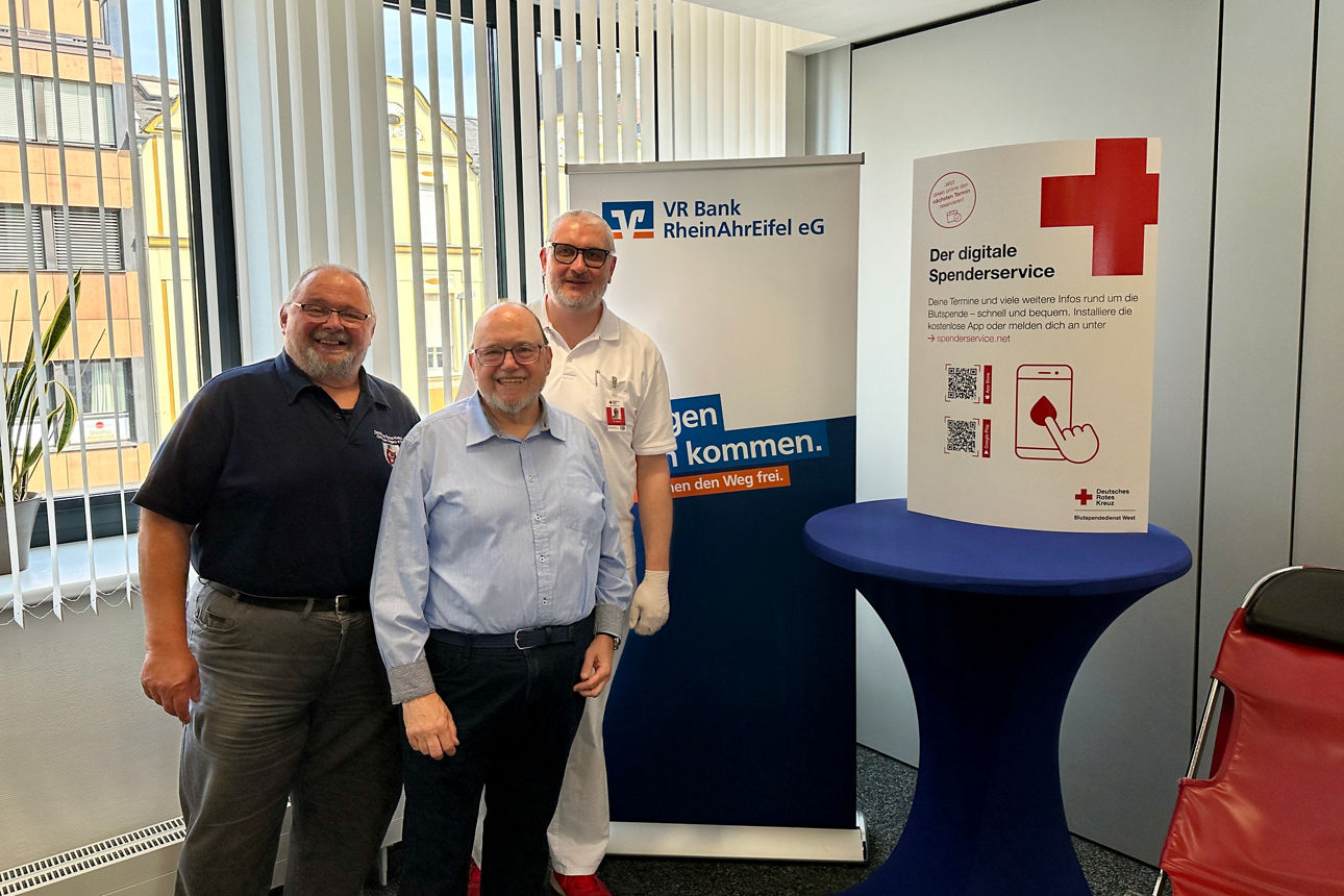 Das Bild zeigt 3 männliche Personen, die sich zu einem Gruppenbild aufgestellt haben.