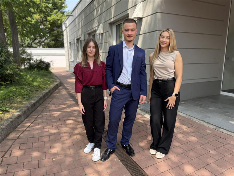 Absolventen des Abschlussjahrgangs 2026 vor der Filiale in Bruchsal