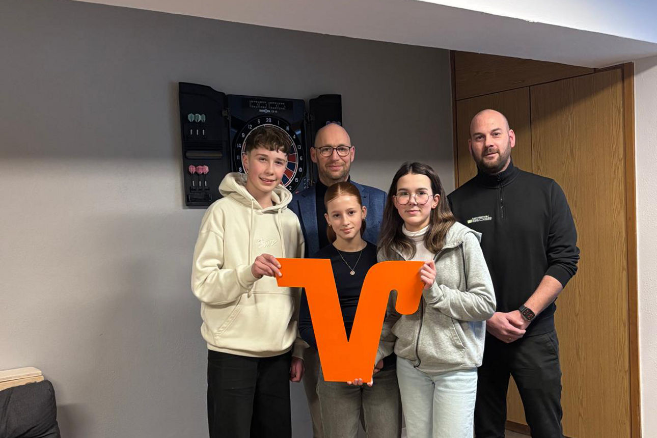 Mehrere Personen stehen zu einem Gruppenbild zusammen.
