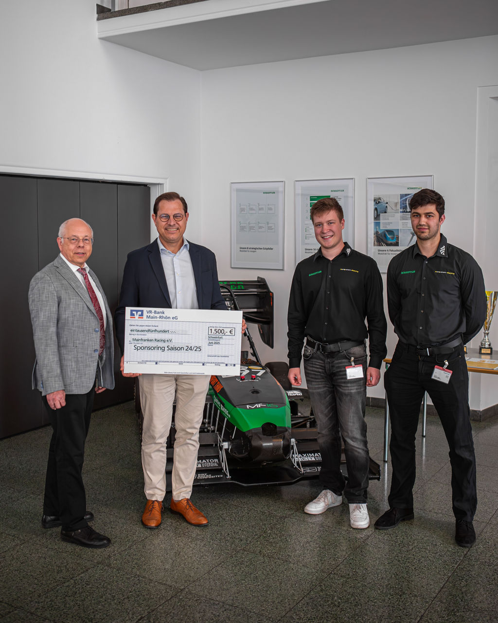VR-Bank Main-Rhön unterstützt Mainfranken Racing mit 1.500 € – Scheckübergabe an der TH Schweinfurt zur Saison 24/25.