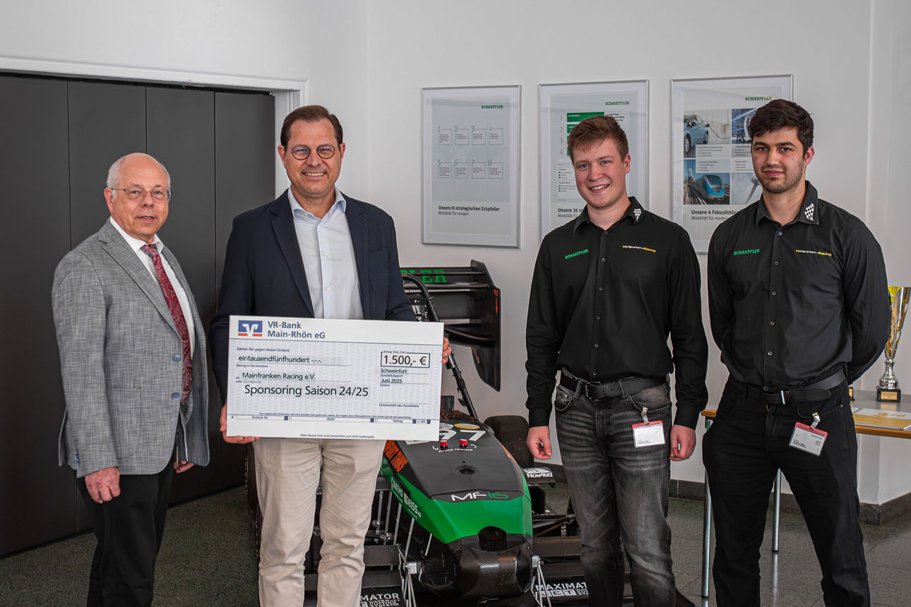 VR-Bank Main-Rhön unterstützt Mainfranken Racing mit 1.500 € – Scheckübergabe an der TH Schweinfurt zur Saison 24/25.