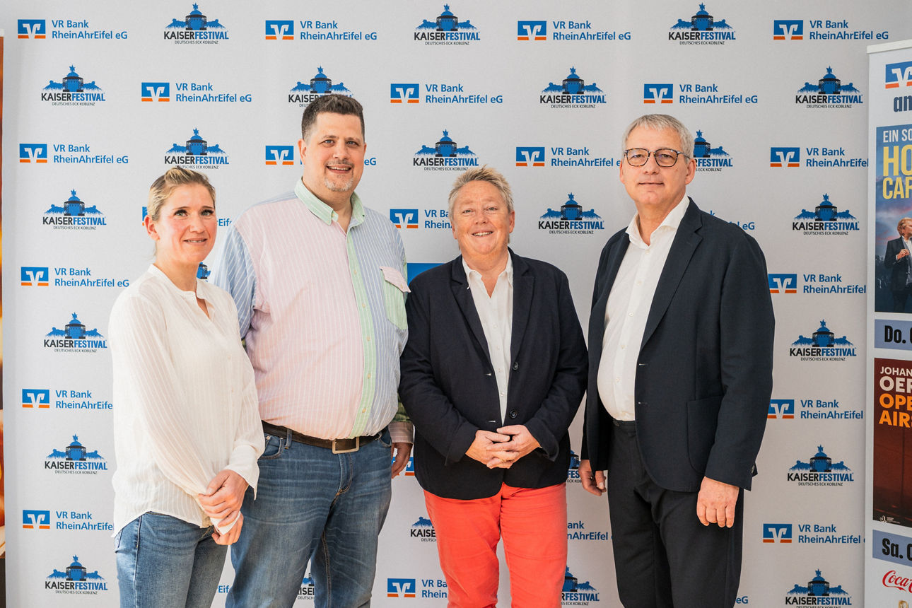 Pressekonferenz zum VR Kaiserfestival am Deutschen Eck: Vier Organisatoren vor Sponsorenwand mit Künstlern Johannes Oerding u