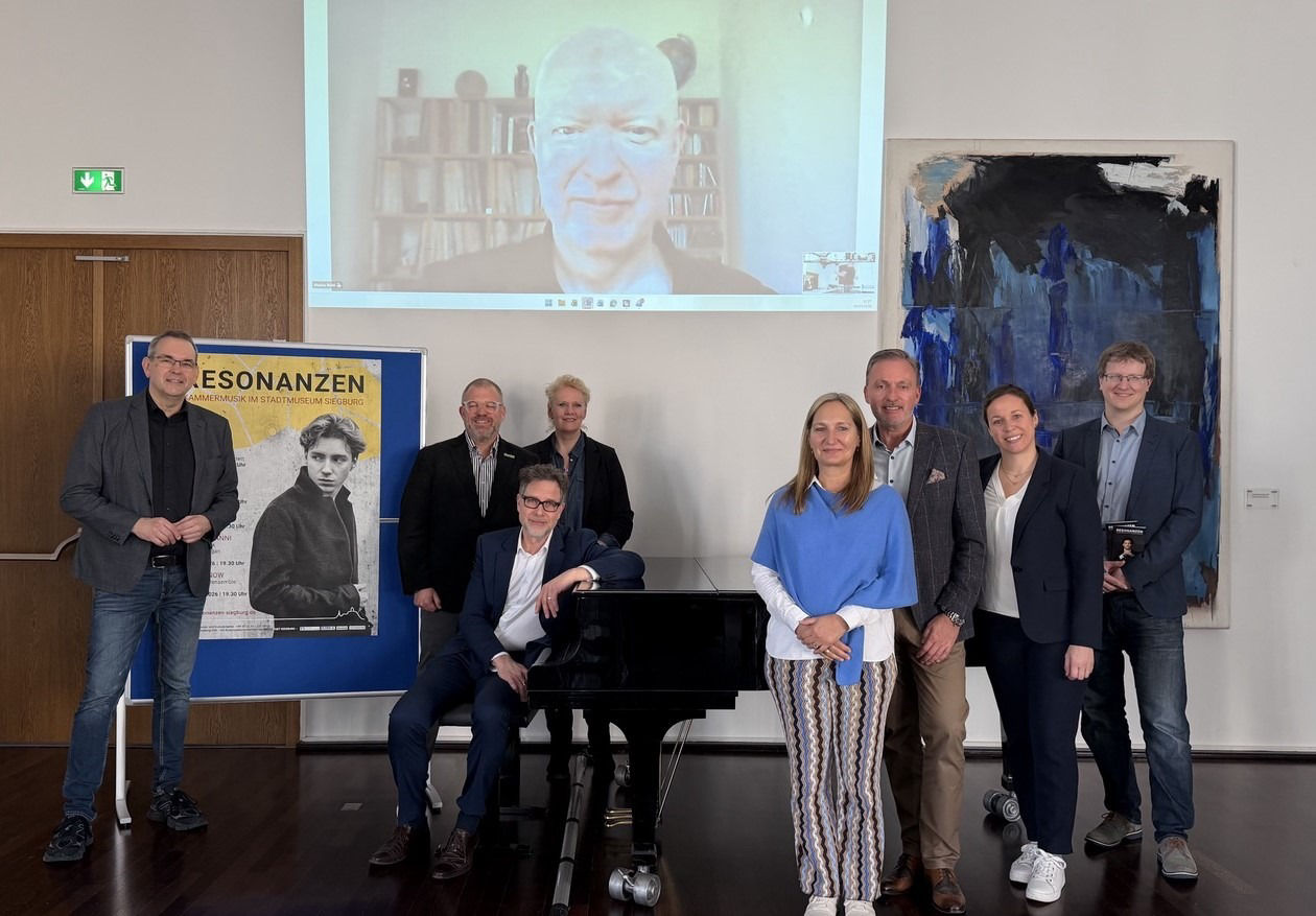 v. l.: Stefan Rosemann (Bürgermeister Stadt Siegburg), Michael Schröder (Henrich Baustoffzentrum GmbH & Co. KG), Frank Baake (Rhein-Sieg-Forum), Dr. Susanne Haase-Mühlbauer (Kulturbeirat Siegburg) Nicola Müller-Starck (Unternehmensgruppe Dr. Starck), Holger Hürten und Raphaela Kreutz (beide VR-Bank Bonn Rhein-Sieg eG), und Philipp Haug (Stadtmuseum Siegburg). Digital zugeschaltet: Markus Bröhl (musikalischer Leiter)
