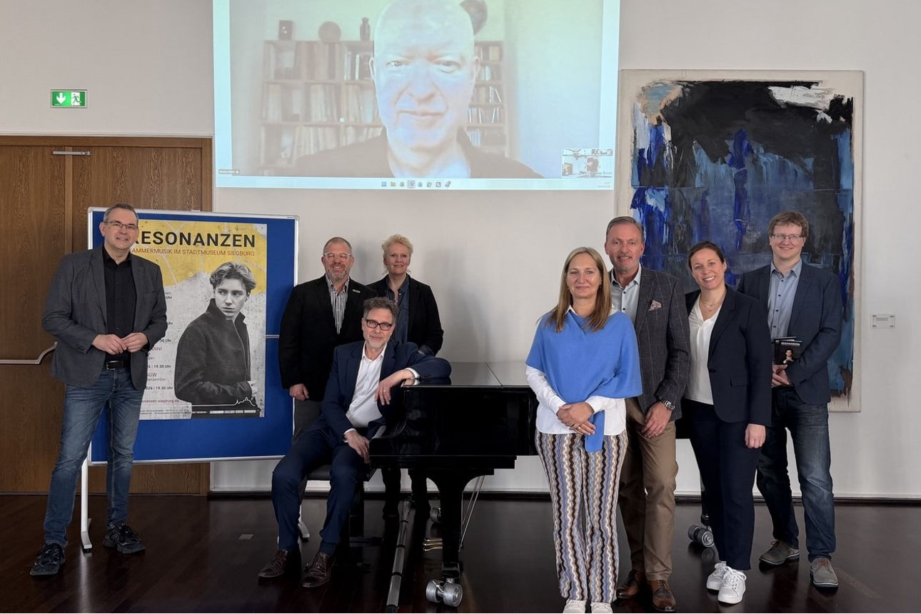 v. l.: Stefan Rosemann (Bürgermeister Stadt Siegburg), Michael Schröder (Henrich Baustoffzentrum GmbH & Co. KG), Frank Baake (Rhein-Sieg-Forum), Dr. Susanne Haase-Mühlbauer (Kulturbeirat Siegburg) Nicola Müller-Starck (Unternehmensgruppe Dr. Starck), Holger Hürten und Raphaela Kreutz (beide VR-Bank Bonn Rhein-Sieg eG), und Philipp Haug (Stadtmuseum Siegburg). Digital zugeschaltet: Markus Bröhl (musikalischer Leiter)