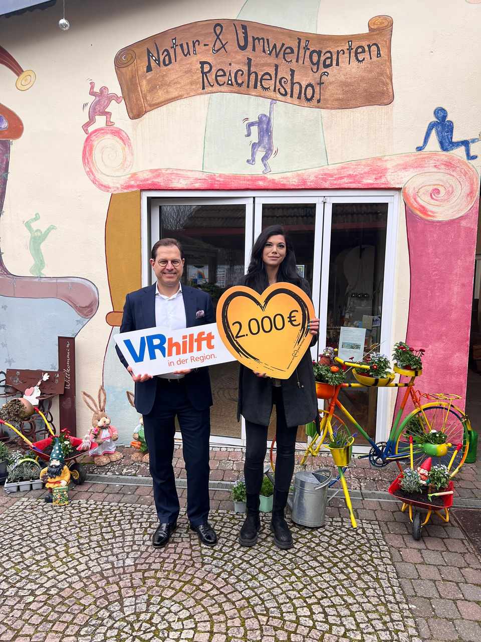 Frank Hefner (stellvertretender Vorstandsvorsitzender der VR-Bank Main-Rhön) und Jasmin Imgrund (stellv. Leiterin der Umweltstation Reichelshof)
