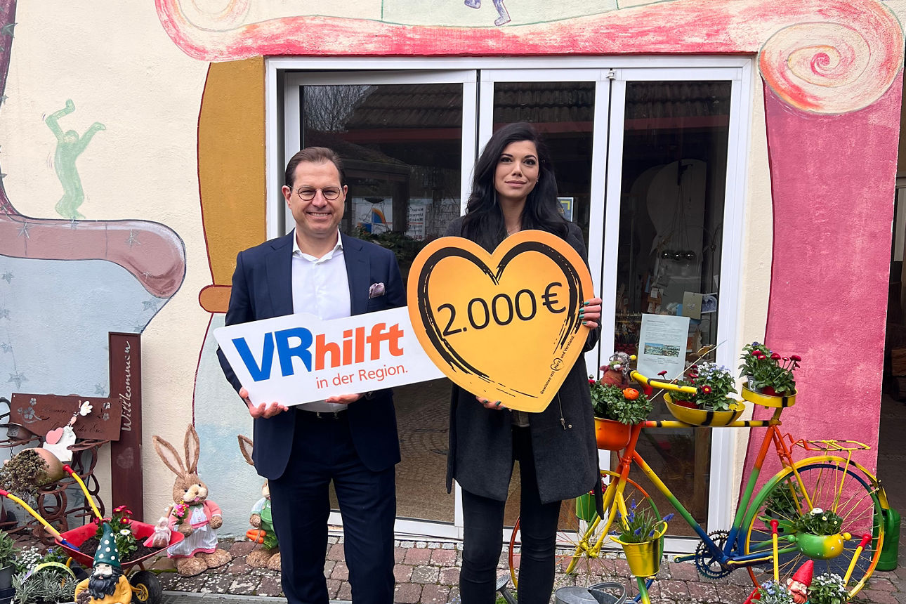 Frank Hefner (stellvertretender Vorstandsvorsitzender der VR-Bank Main-Rhön) und Jasmin Imgrund (stellv. Leiterin der Umweltstation Reichelshof)