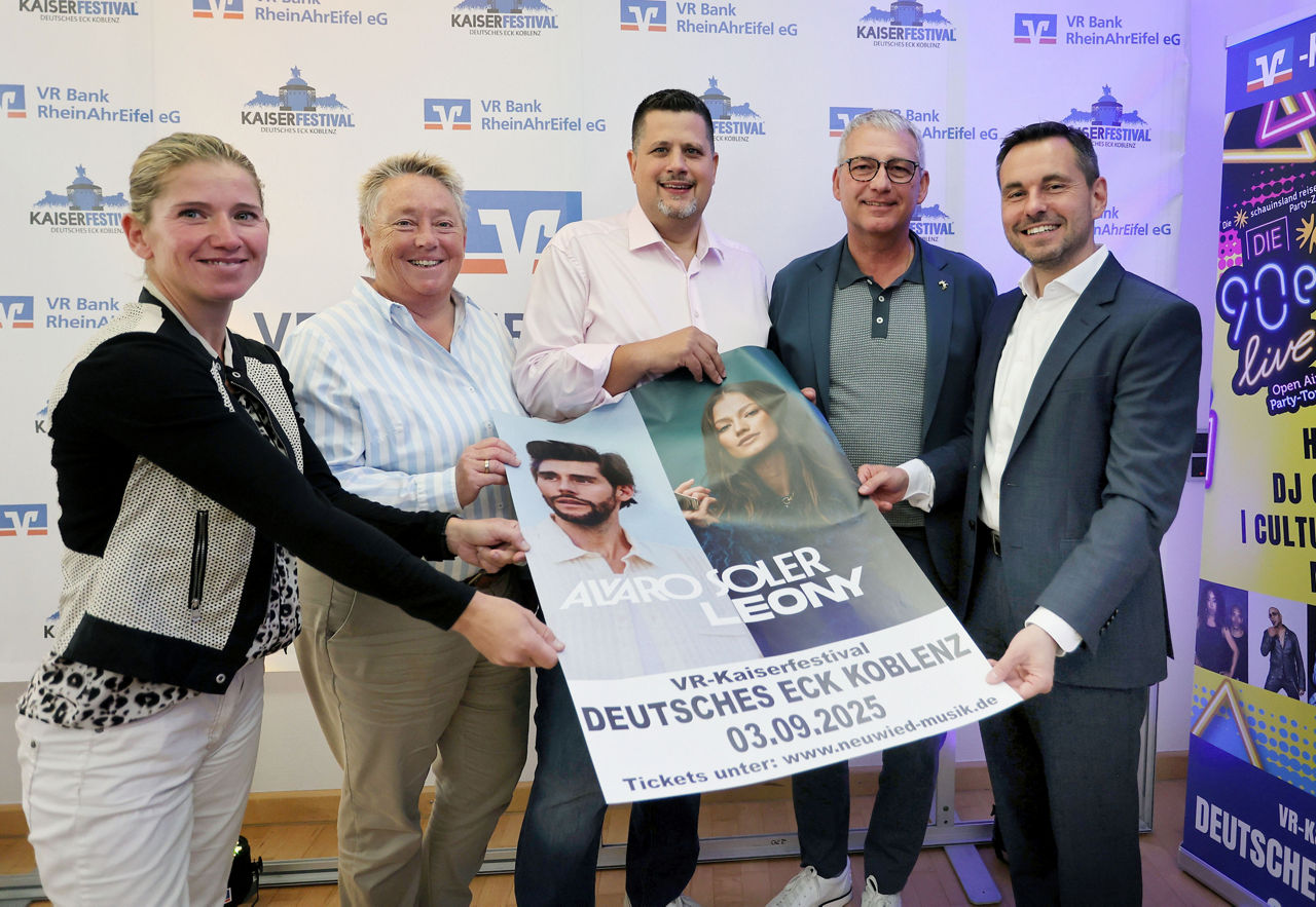 Fünf Personen haben sich zu einem Gruppenbild aufgestellt