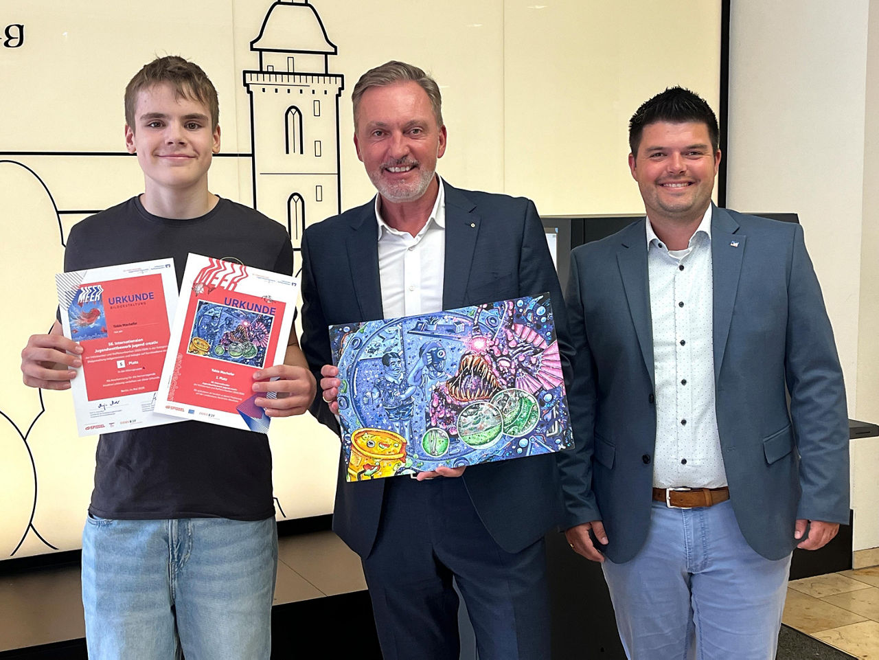 Foto ©: VR-Bank Bonn Rhein-Sieg eG BU v. l.: Tobie Machefer, Holger Hürten (Vorstandsvorsitzender) und Bastian Hausmann (Regionaldirektor)