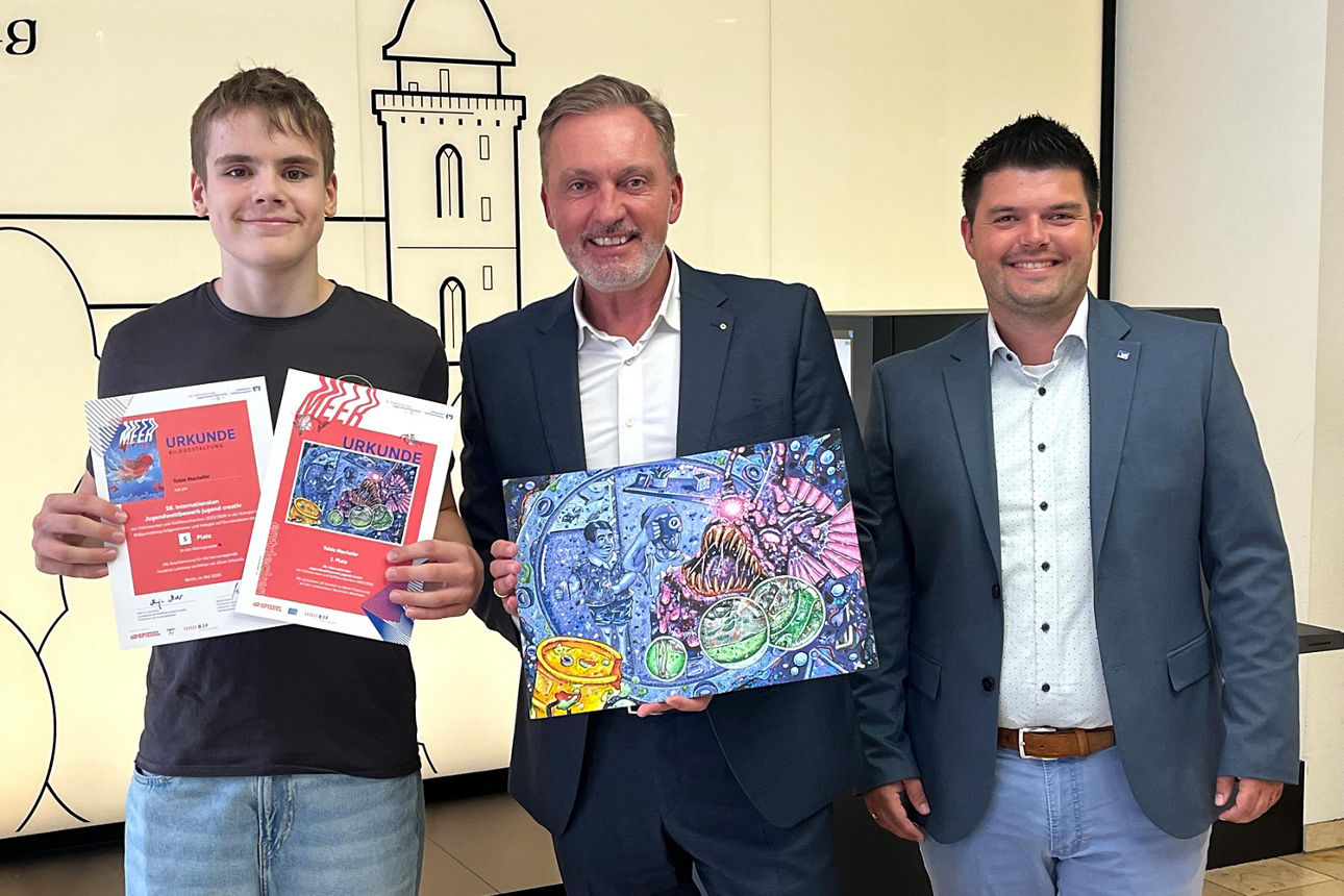 Foto ©: VR-Bank Bonn Rhein-Sieg eG BU v. l.: Tobie Machefer, Holger Hürten (Vorstandsvorsitzender) und Bastian Hausmann (Regionaldirektor)