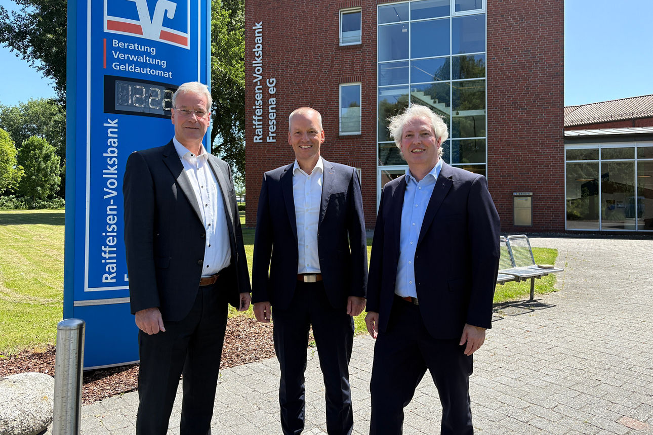 Die Vorstände Jan-Siefke Dirks, Bernd Eschen und Ralf Everts stehen vor dem Verwaltungszentrum an der Osterstraße