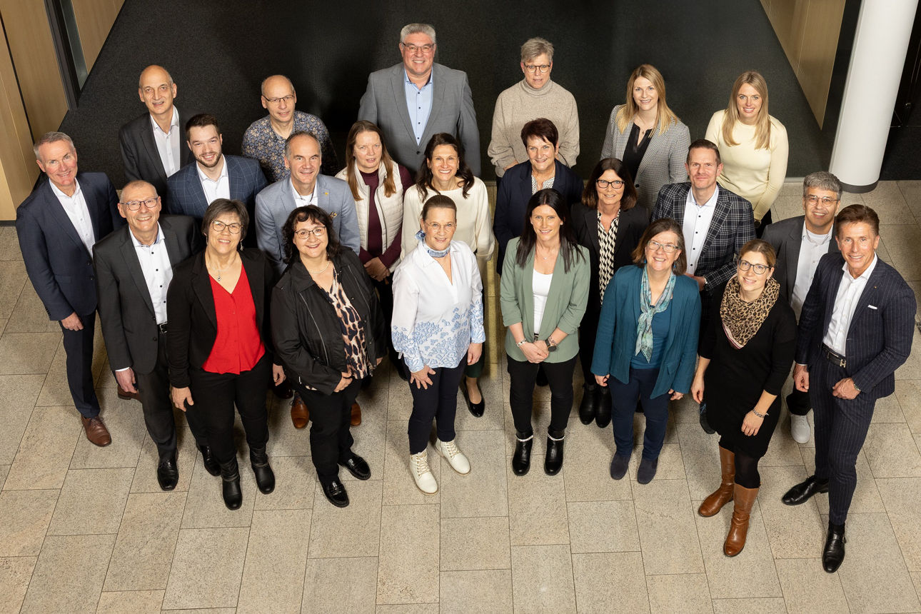 Alle zur Feierstunde anwesenden Jubilar*innen mit den Vorständen Steffen Fromm und Dr. Wolfgang Seel.
