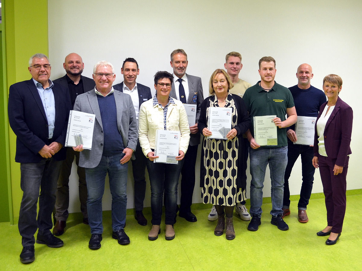 Ansprechpartner der Vereine stehen mit Urkunde neben der Bürgermeisterin und dem Vorstand der Bank nebeneinander. 