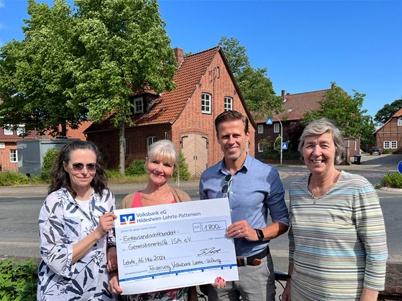 Drei Frauen und ein Mann bei der Scheckübergabe der Volksbank Lehrte-Stiftung in Immensen.