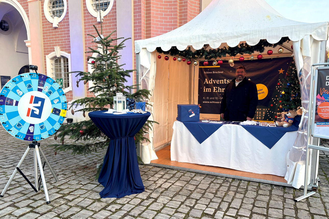 Der Stand der Volksbank Kraichgau eG auf dem Adventsmarkt im Schloss Bruchsal.
