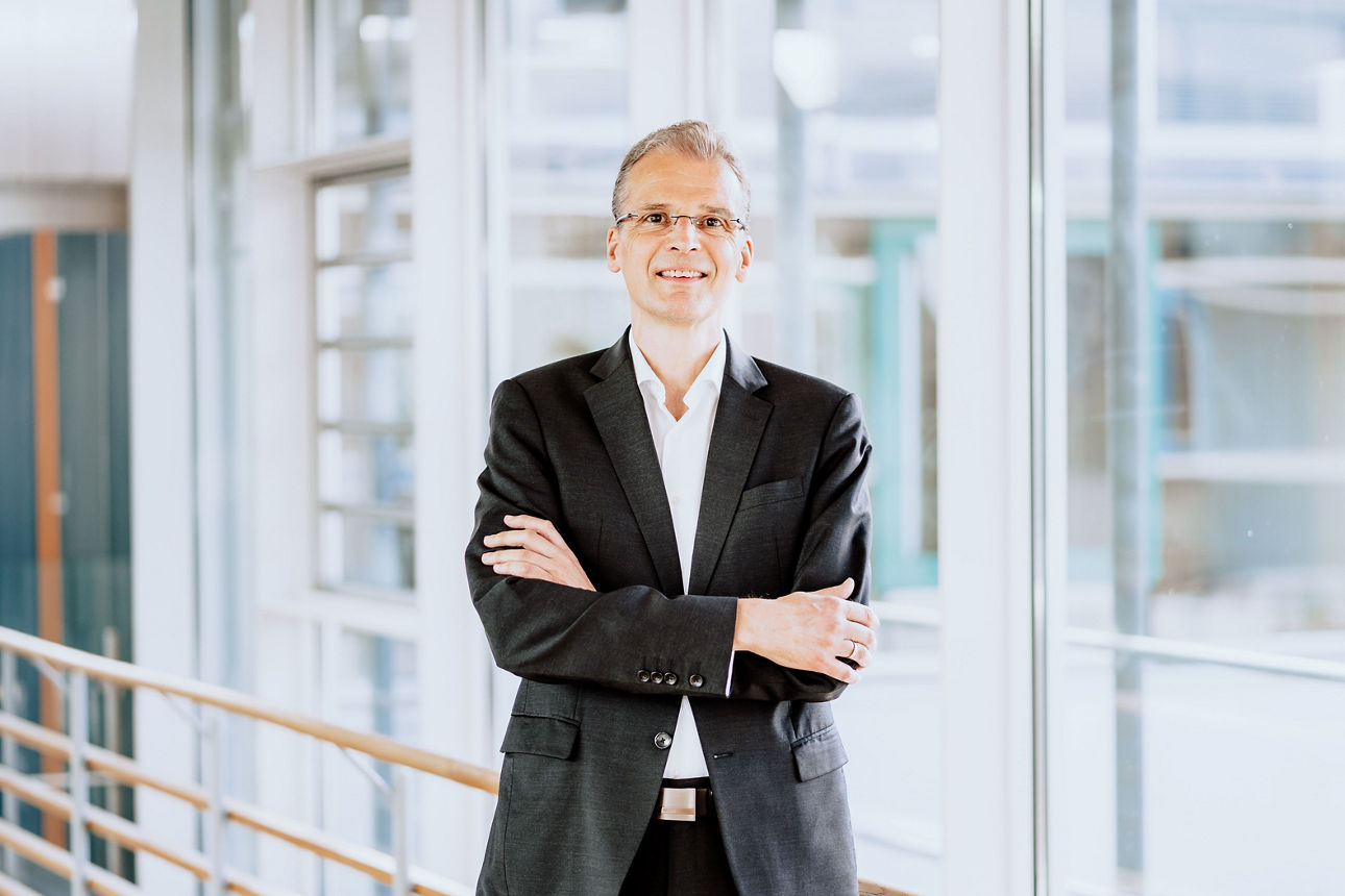 Portraitfoto von Vorstandsmitglied Andreas Hahn in einem Bankgebäude.