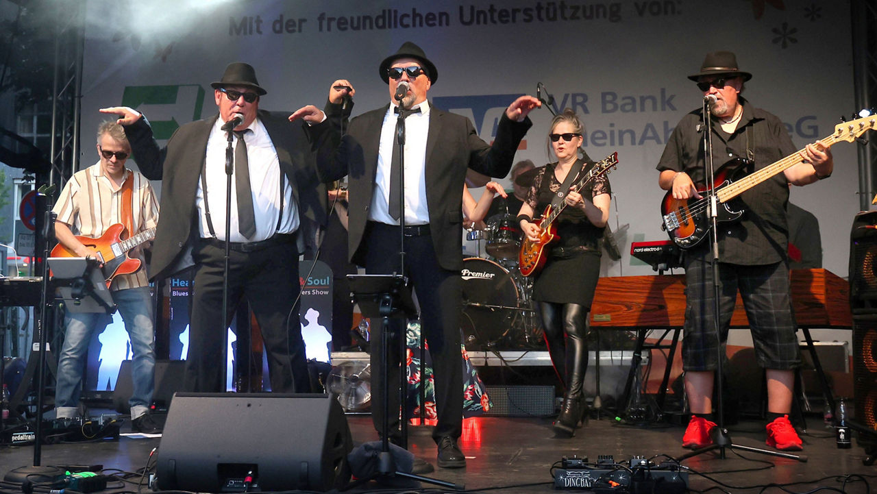 Bluesband spielt auf Open-Air-Bühne; Sponsorbanner mit VR Bank RheinAhrEifel eG im Hintergrund