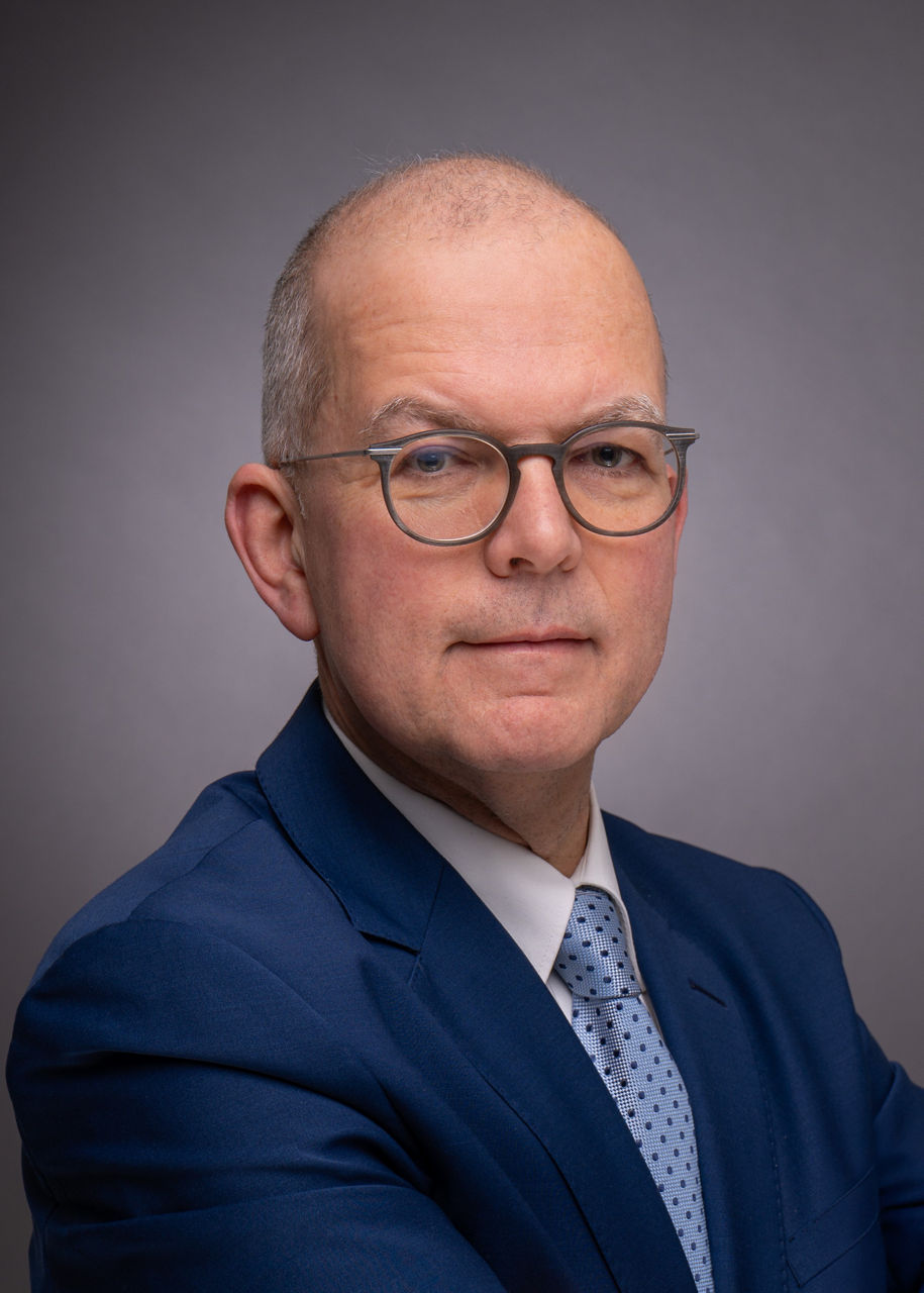 Dr. Naumer