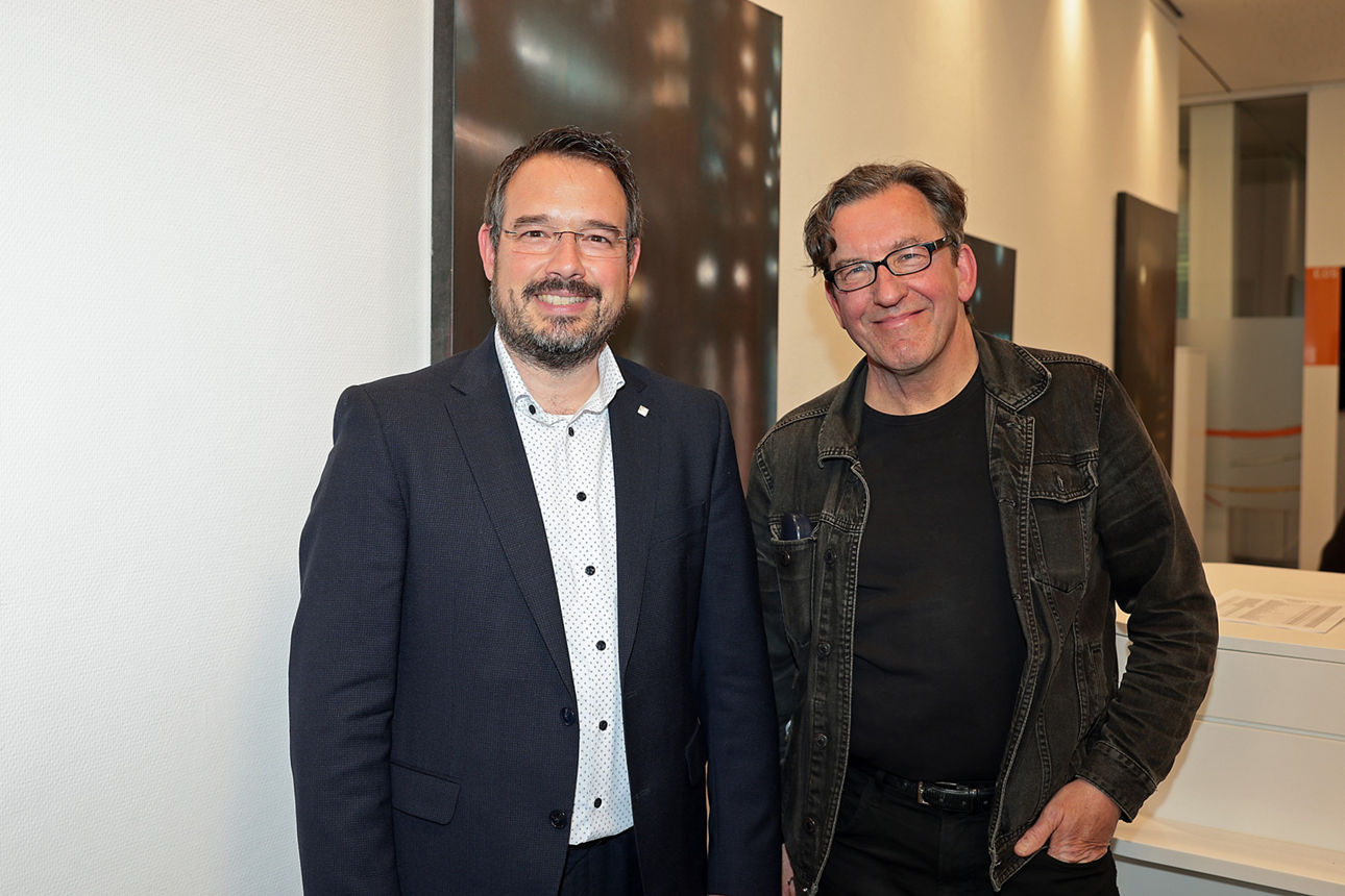 Das Bild zeigt Direktor Thomas Klassmann der VR Bank mit Künstler Franziskus Wendels bei der Ausstellung