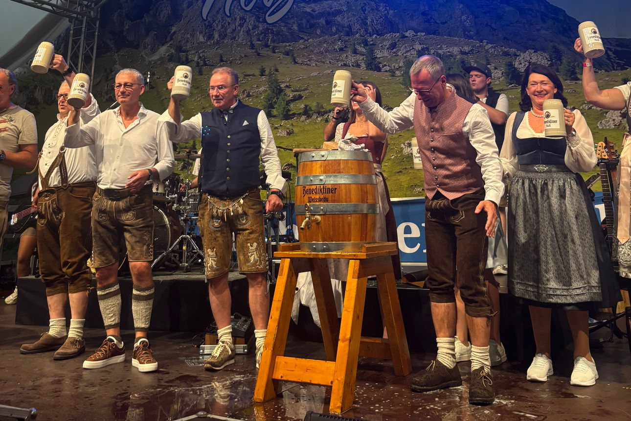 Das Bild zeigt eine Gruppe von Personen auf der Bühne des Koblenzer Oktoberfestes