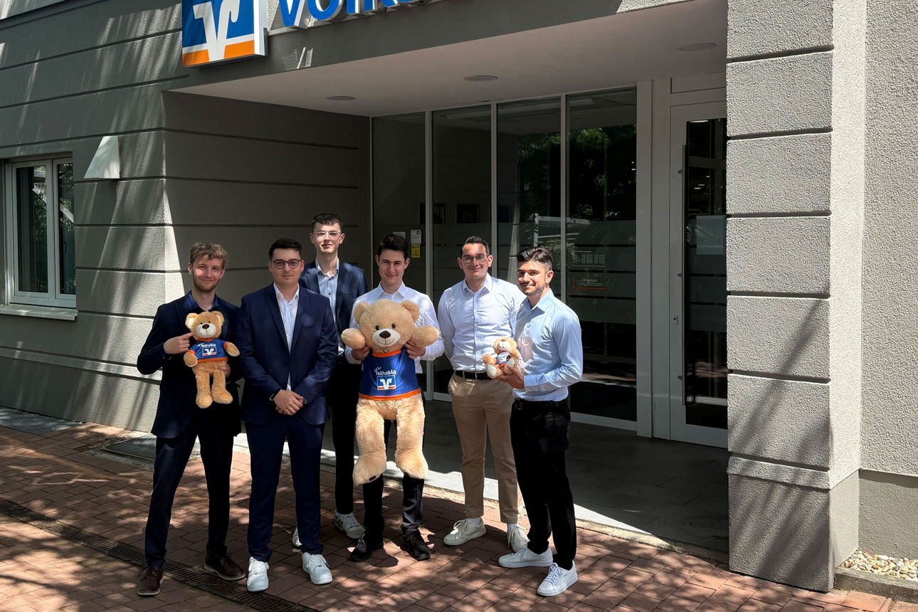 Absolventen des Abschlussjahrgangs 2025 vor der Filiale in Bruchsal