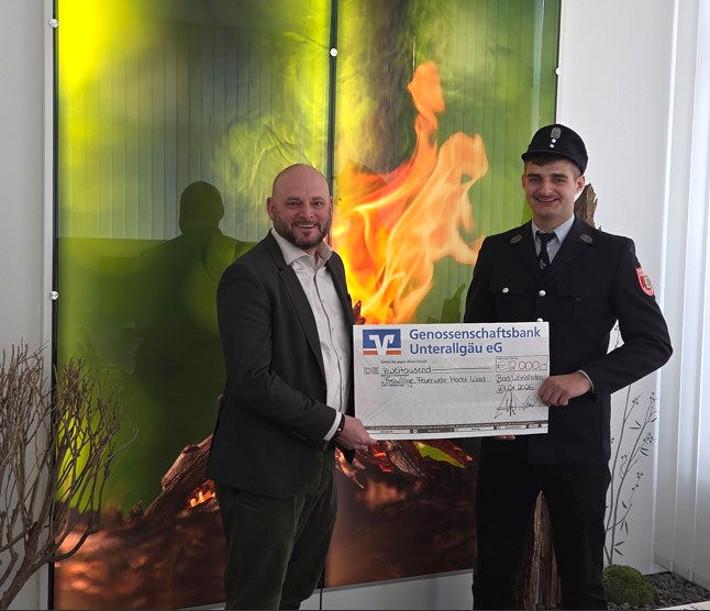 Vorstand Christian E. Maier übergibt Spendenscheck an Vertreter der Feuerwehr Markt Wald