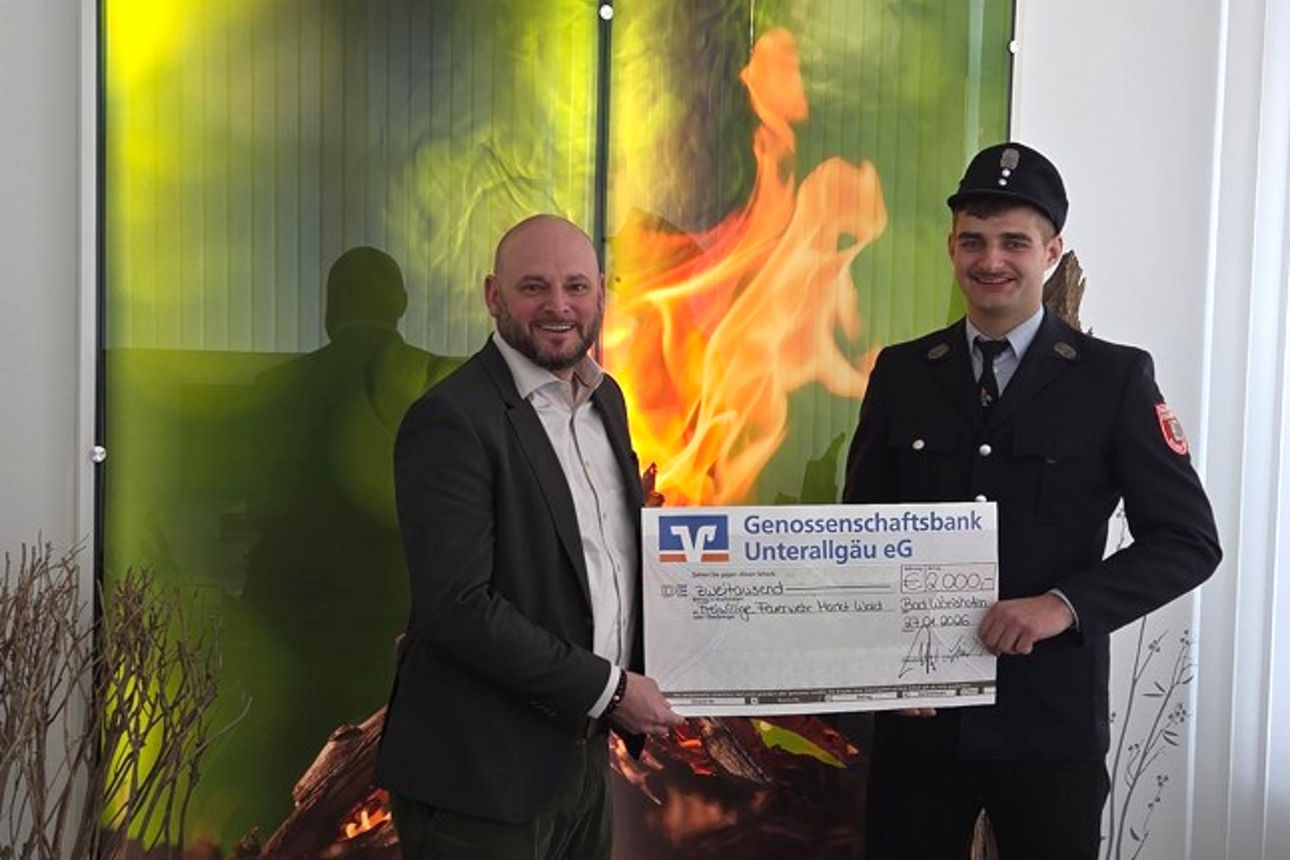 Vorstand Christian E. Maier übergibt Spendenscheck an Vertreter der Feuerwehr Markt Wald