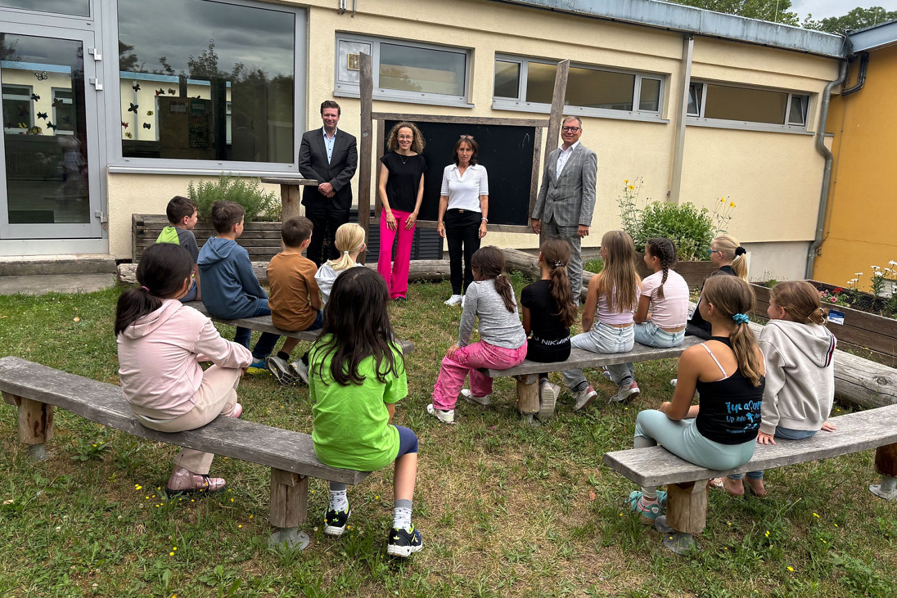 Die Kinder der Grundschule Horrenberg in Dielheim, freuen sich über ihr neues Outdoorklassenzimmer.