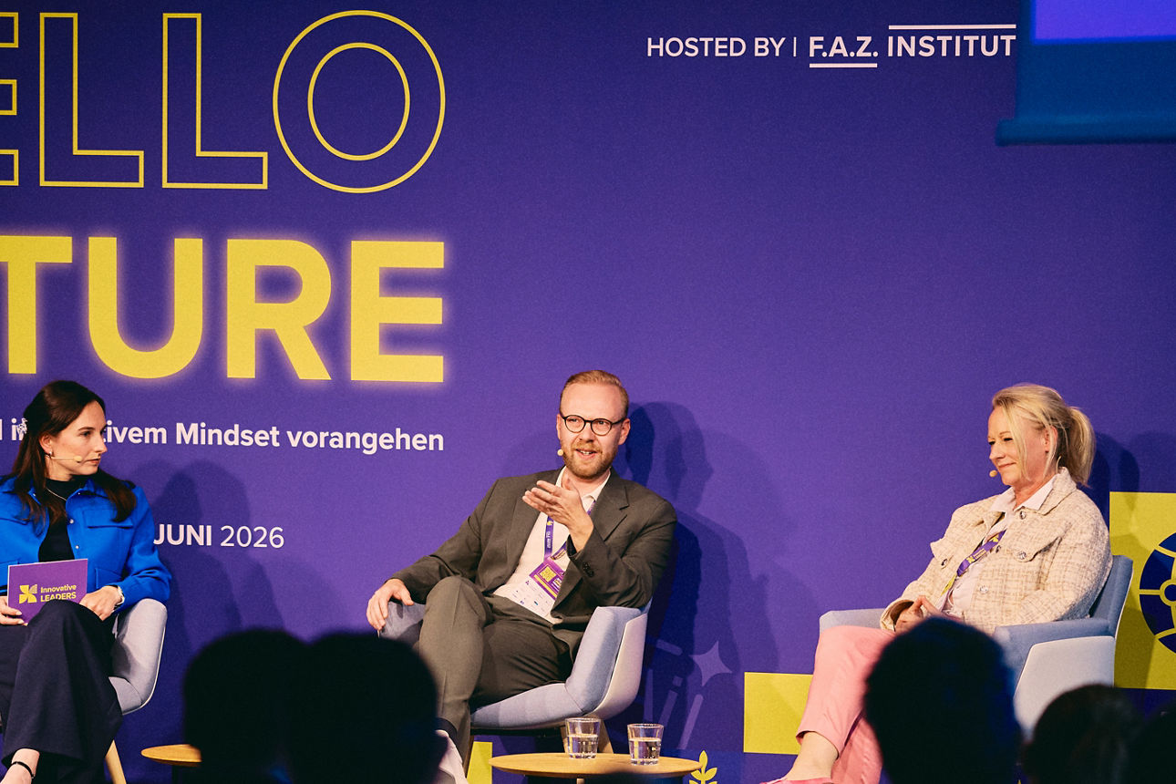 Podiumsdiskussion auf der HELLO FUTURE Konferenz des F.A.Z. Instituts in Frankfurt, Juni 2026, mit drei Teilnehmenden.
