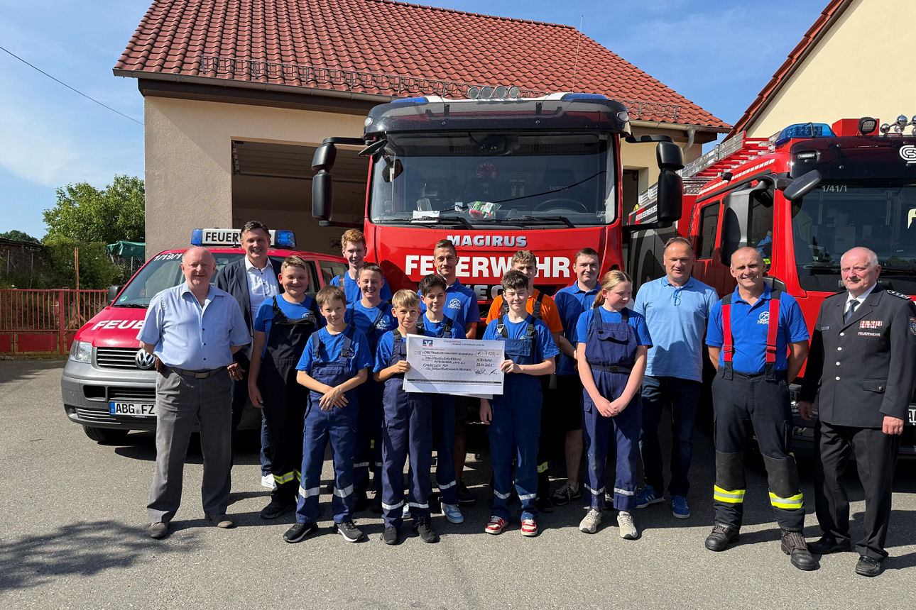 Foto einer Scheckübergabe an die Jugendfeuerwehr Ziegelheim