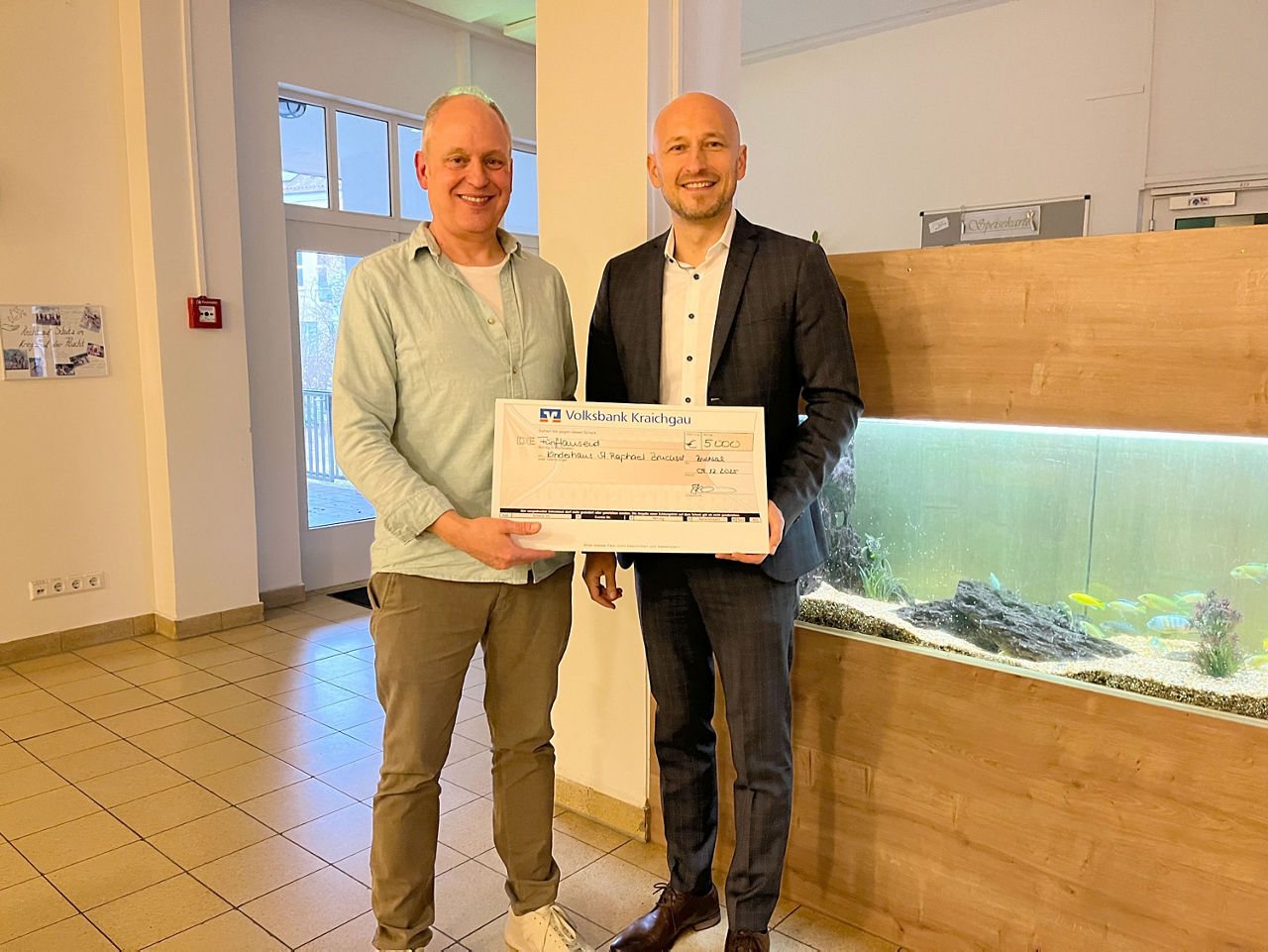 Einrichtungsleiter Marco Stiehler (links im Bild) freut sich über die Volksbankspende von 5.000 Euro, die der stellvertretende Vorstandsvorsitzende der Volksbank Dimitrios Meletoudis (rechts im Bild) mitbringt. 