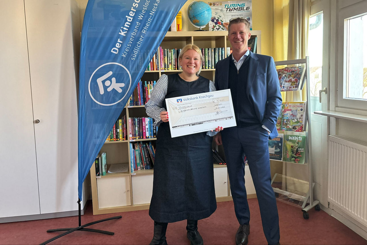 Lisa Würmell nimmt mit großer Freude die Spende der Volksbank von Vorstandsmitglied Thomas Rohrer entgegen. 