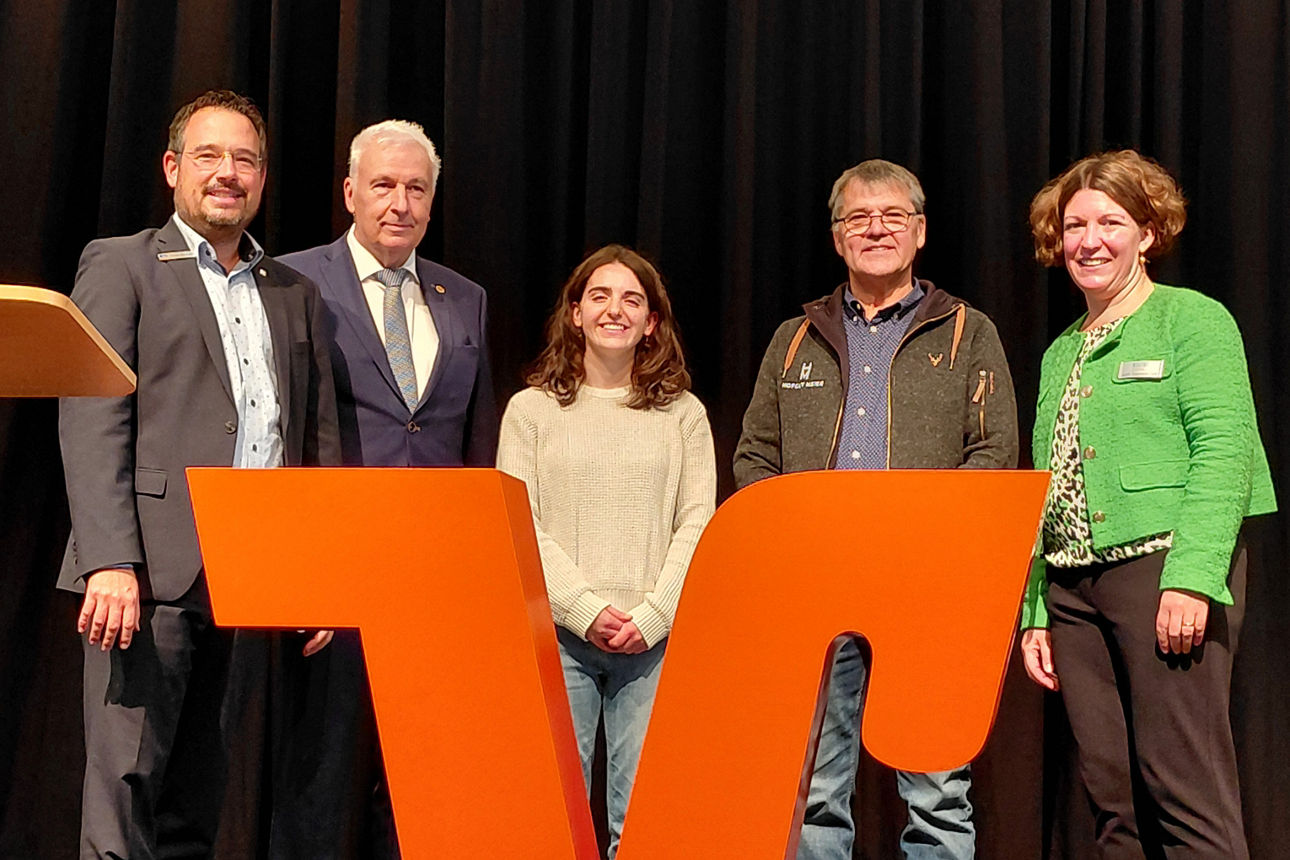 Vertreter der VR Bank RheinAhrEifel eG und Partner reichen sich vor Banner „Von Hier Vulkaneifel“ die Hände.