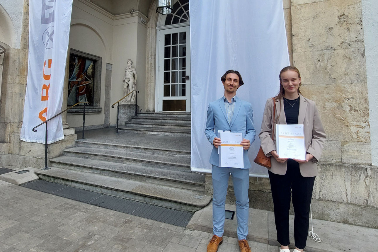 Daniel Eckert und Jana Pöppelmann bei der Ehrung in Müncher Künstlerhaus