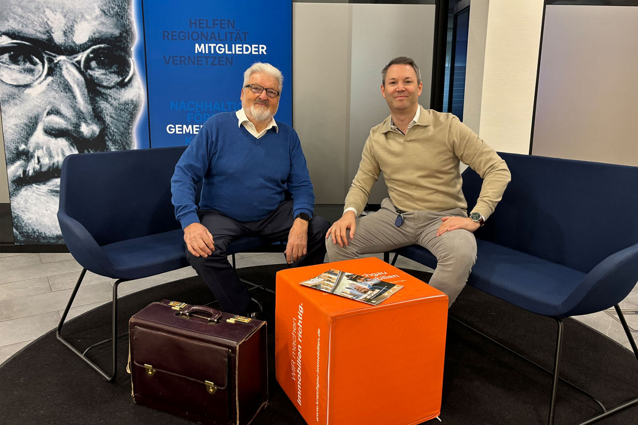 Münzhändler Peter Freund mit Ulrich Seider, Filialleiter der Filiale Bruchsal.